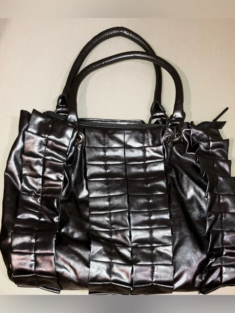 Metallic Gray Ruffled Women's Handbag - Picture 4 of 10